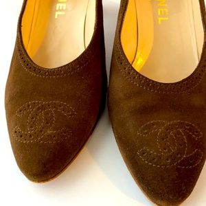 Authentic CHANEL PUMPS.